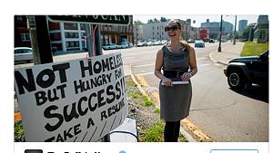 „Bin hungrig nach Erfolg”: Junge Frau geht kreativ auf Jobsuche - sie verteilt Lebensläufe am Straßenrand